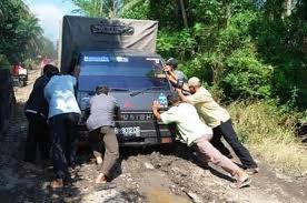 Jalan Poros Bantan Bengkalis Makin Parah